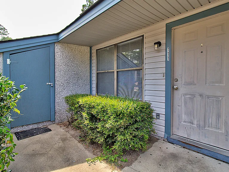 910 Brett Dr — Photo 2