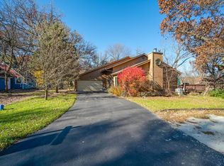 222 Valley Dr, Oakwood Hills, IL 60013