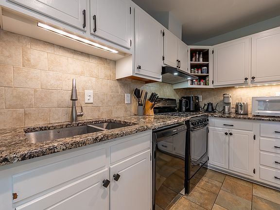 3rd image of 208 Huntington Ln