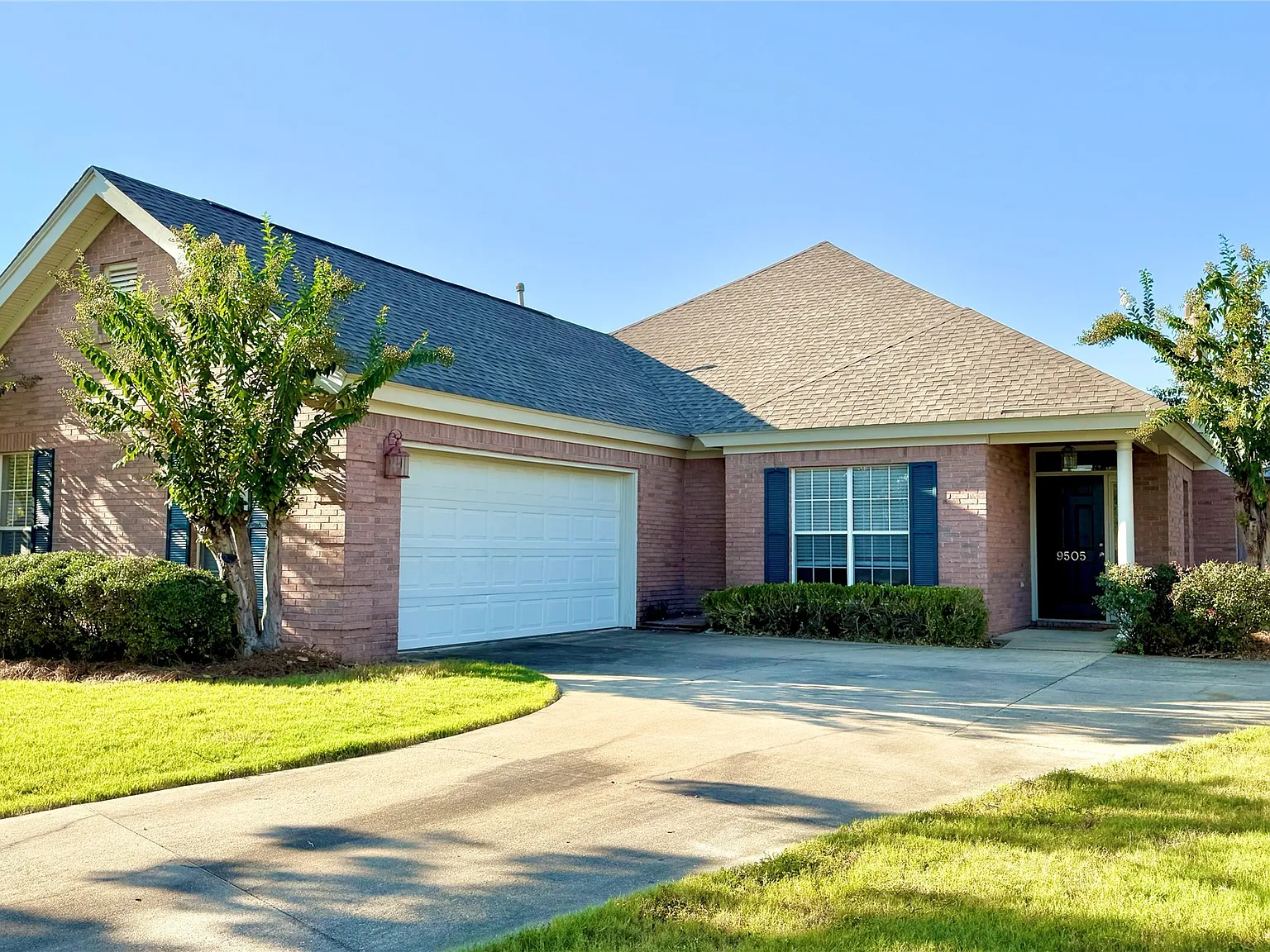 3 bed, 2.0 bath, 1823 sqft, $1,900 — Photo 2