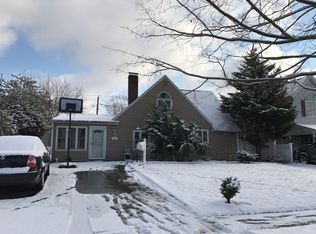 19 Boxwood Ln, Hicksville, NY 11801