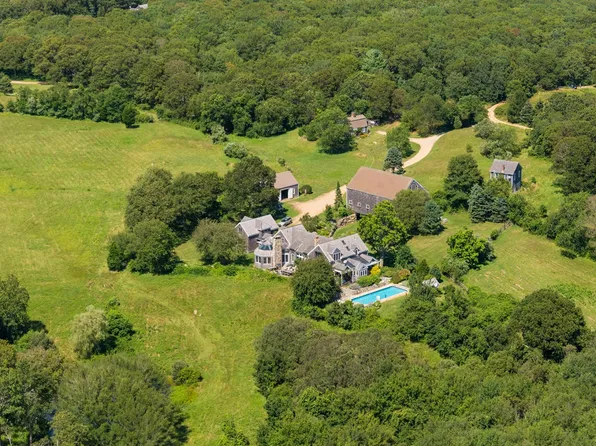 140 Merry Farm Rd W, Vineyard Haven, MA 02568