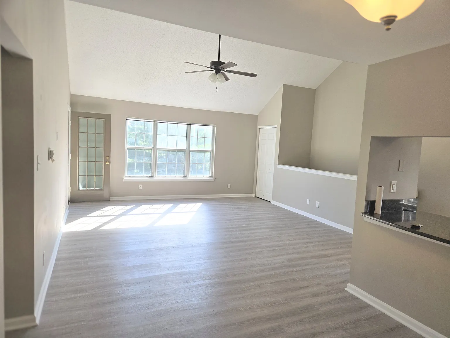 1006 Harwood Ct — Photo 3