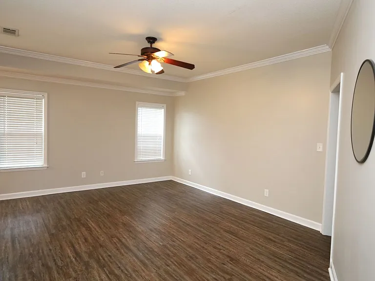 5313 Vine Dr — Photo 3