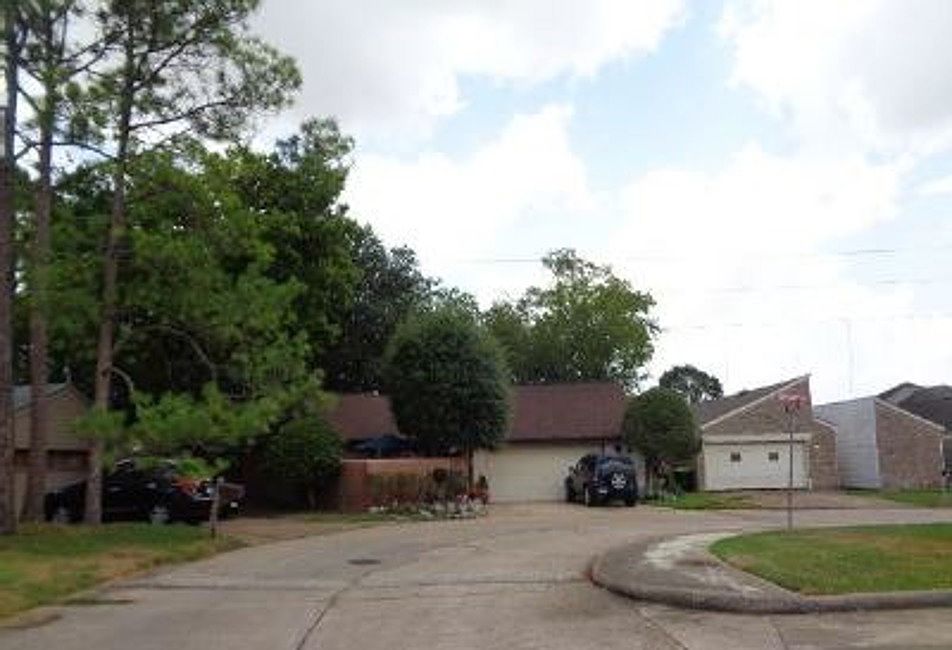 Exterior Neighborhood (street photo)
