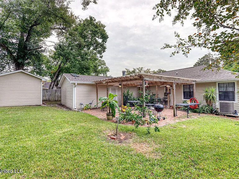 101 Pittman Dr — Photo 17