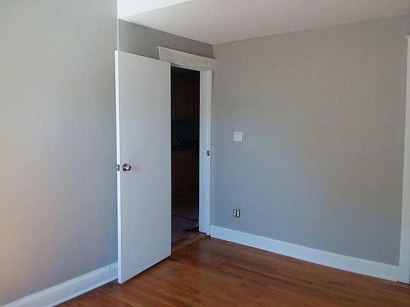 5th image of 2437 W Ainslie St APT 1R