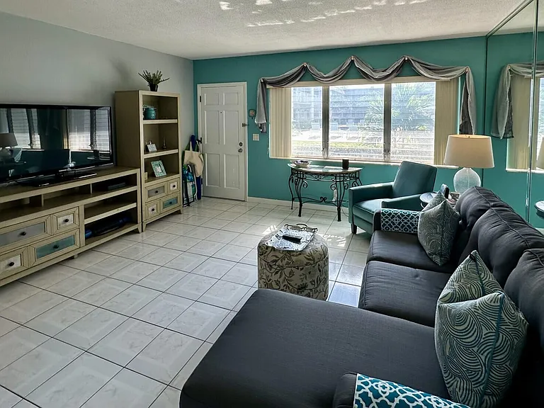 1001 NE 8th Ave #102 — Photo 4
