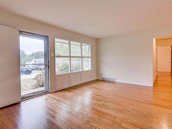 3rd image of 4407 Mohegan Dr