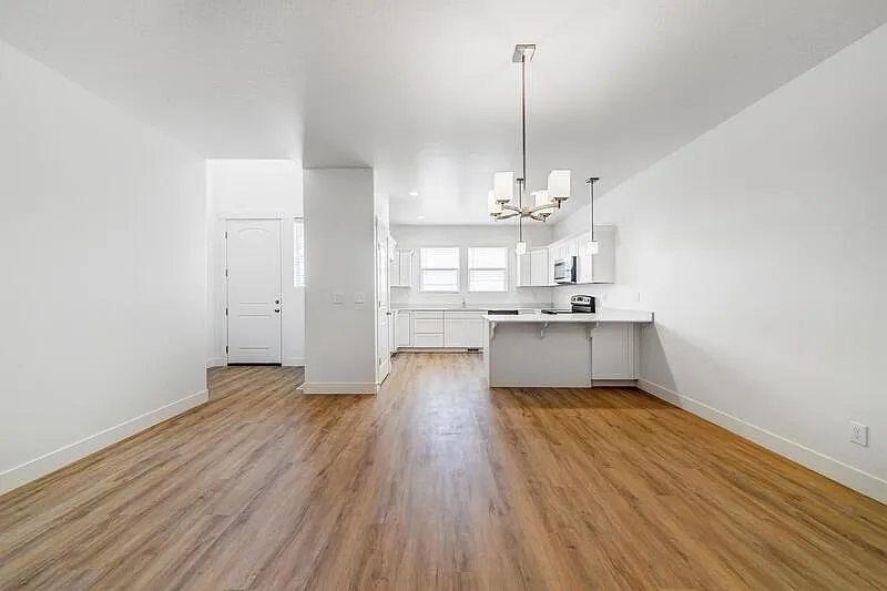 4 bed, 3.5 bath, 2420 sqft, $675 — Photo 3