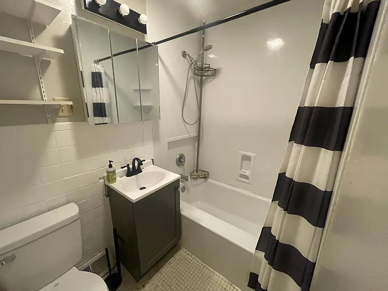 921 W Kalamazoo Ave #4 — Photo 5
