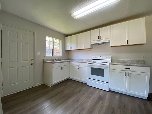 4th image of 1134 N Hickory St