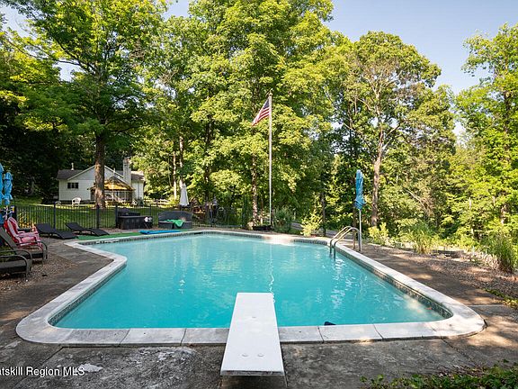 3rd image of 51 Milan Hill Road