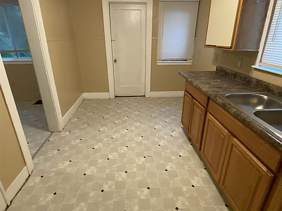 5th image of 3190 Lapeer St