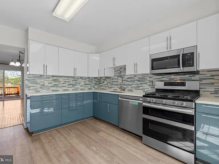 1095 Travis Ln — Photo 2