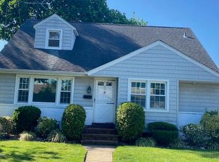 263 Gilmore St, Mineola, NY 11501