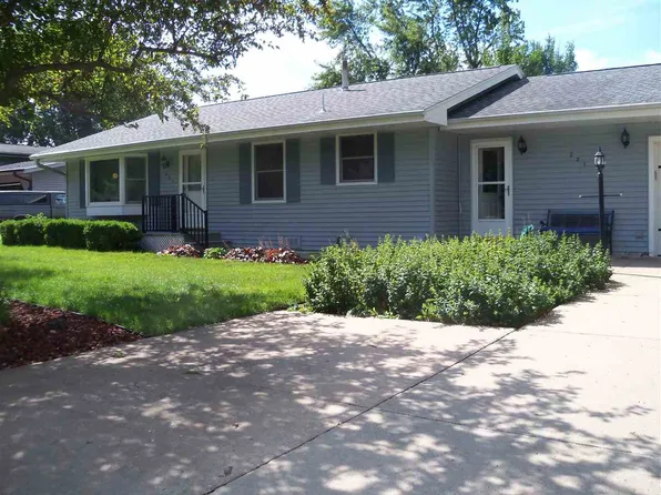 225 W Zeller St, North Liberty, IA 52317