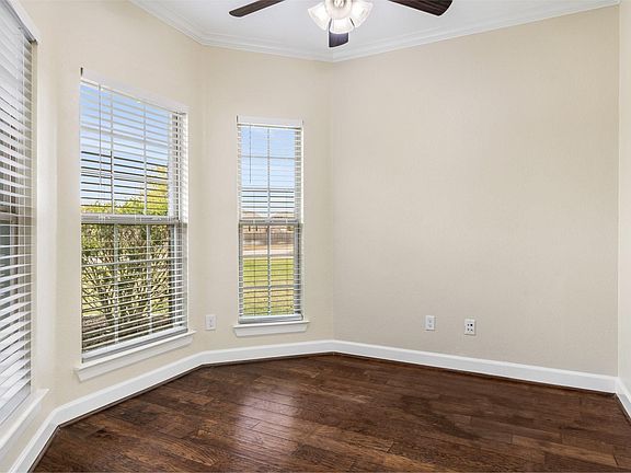 4th image of 328 Country Crossing Cir
