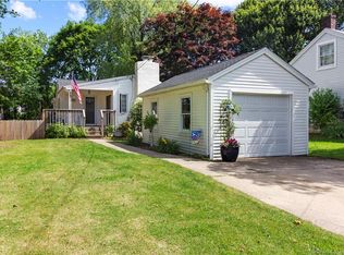 4 1st Ave, Waterford, CT 06385