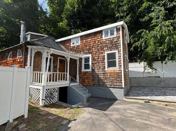 16 Herb Hill Rd, Glen Cove, NY 11542 – 2-bedroom rental in Glen Cove