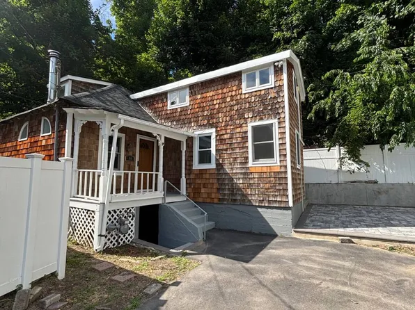 16 Herb Hill Rd, Glen Cove, NY 11542
