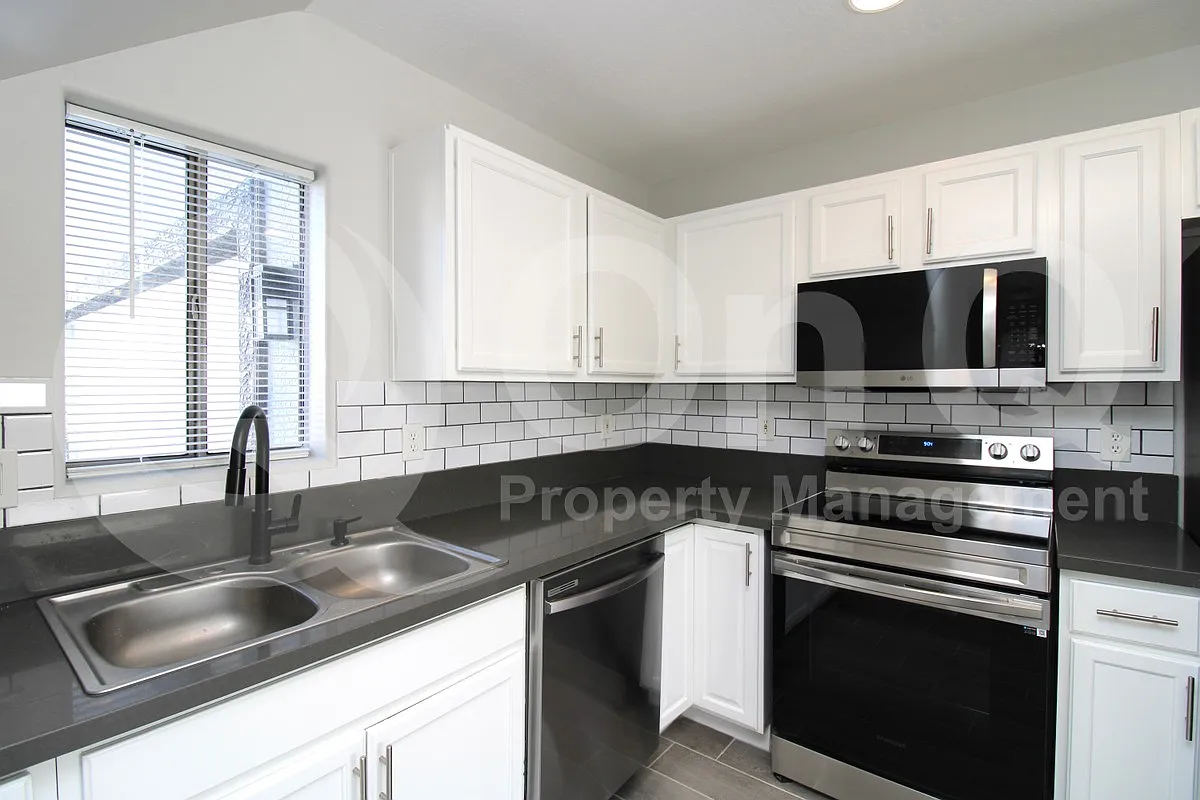 4 bed, 2.0 bath, 1418 sqft, $1,699 — Photo 2
