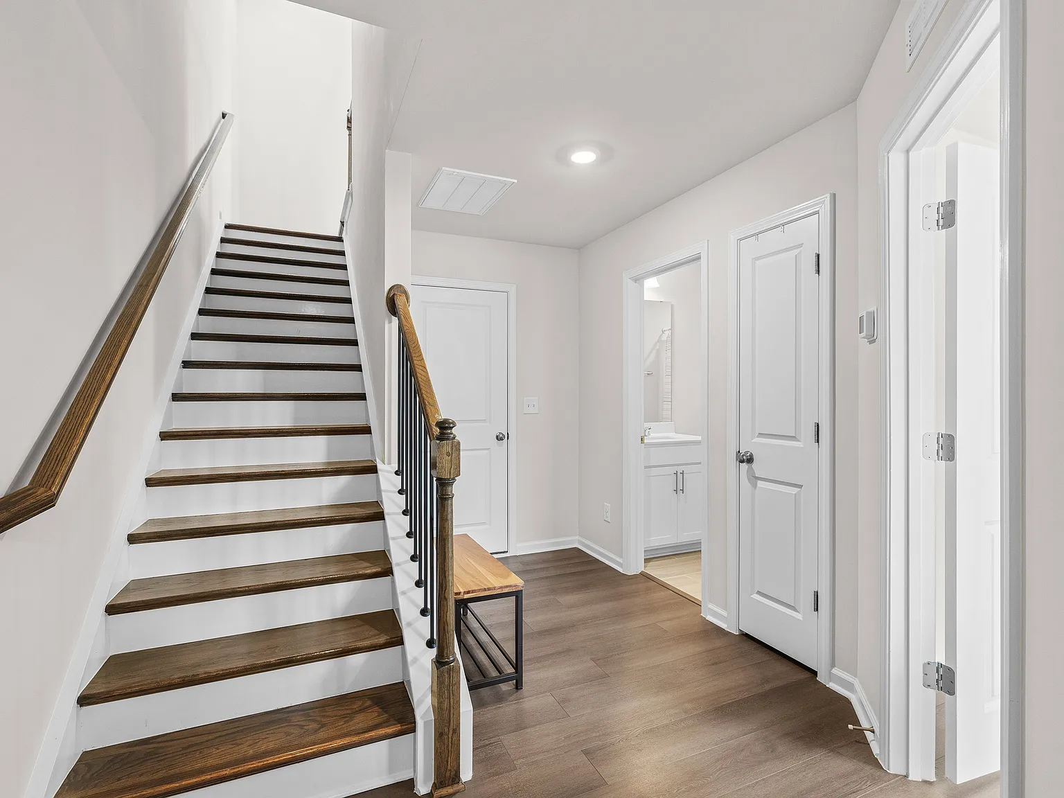 3 bed, 3.5 bath, 1901 sqft, $2,200 — Photo 2