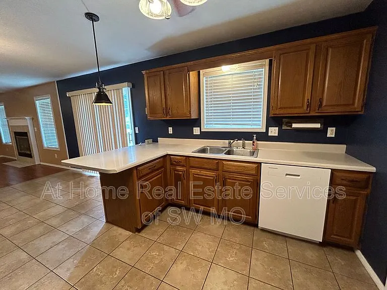 216 E Robin Rd — Photo 4