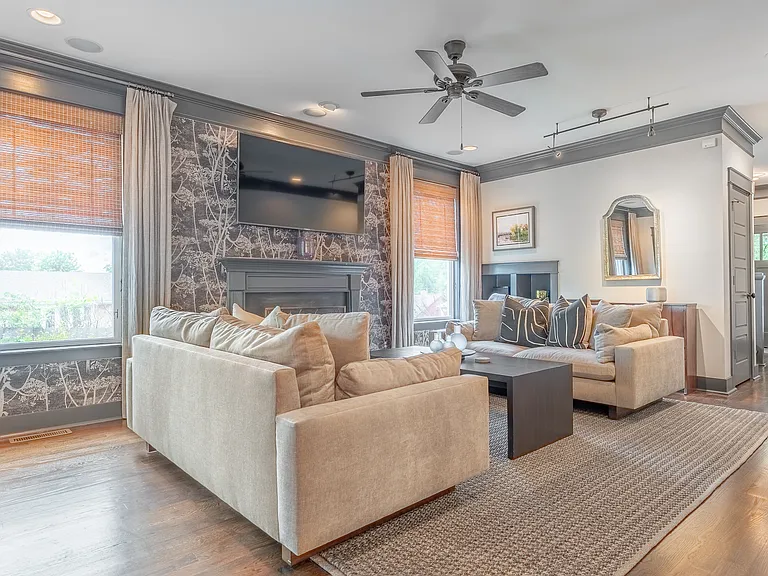 900 Montrose Ave — Photo 12