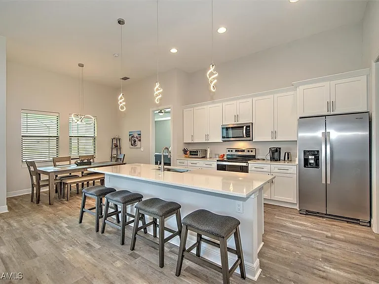 3527 SW 4th Ln — Photo 3