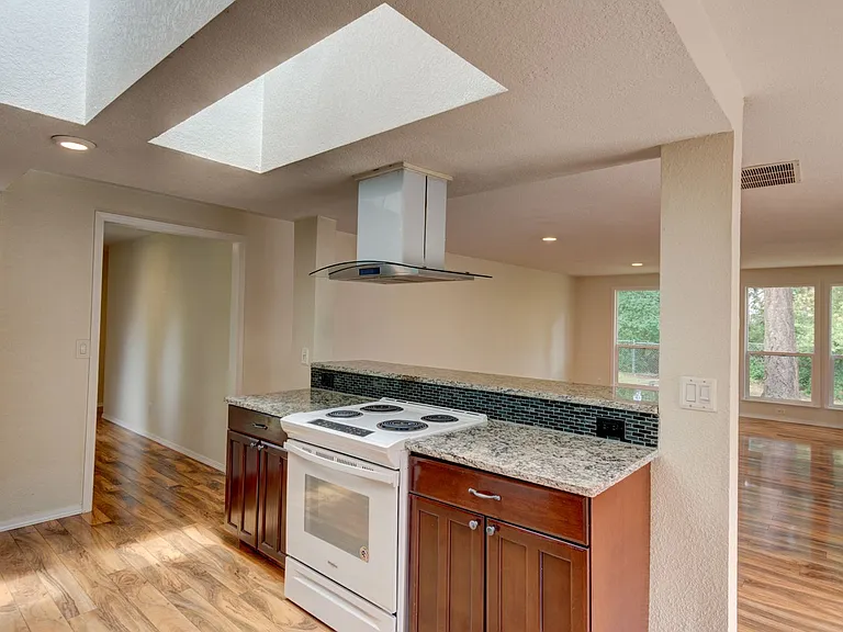1230 SW Ingleside Ct — Photo 3