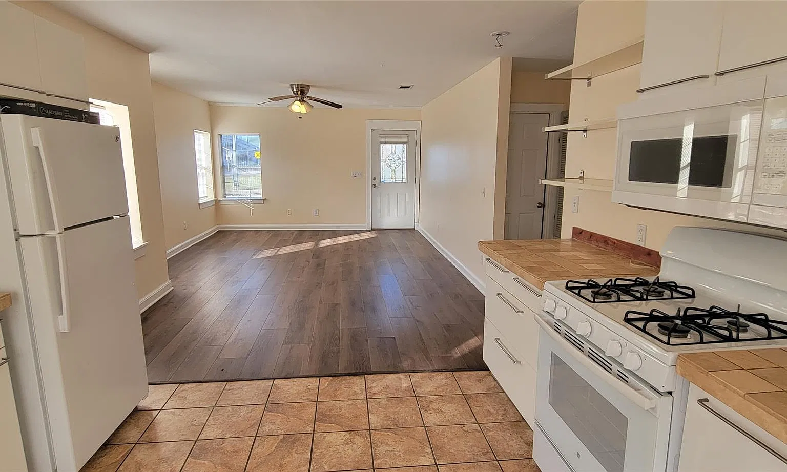 2 bed, 1.0 bath, 876 sqft, $1,400 — Photo 3