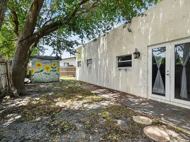 1005 Selkirk St — Photo 30