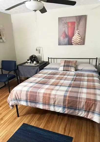 5 bed, 3790 sqft, $650 — Photo 2