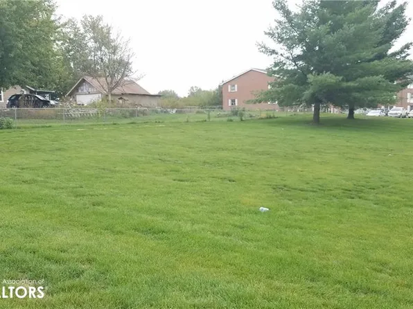 1207 N 11th Ave E, Newton, IA 50208