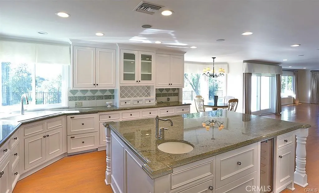 5 bed, 4.5 bath, 3926 sqft, $18,000 — Photo 4