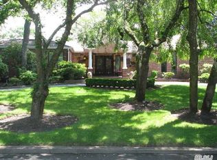 2 Winston Ct, Dix Hills, NY 11746