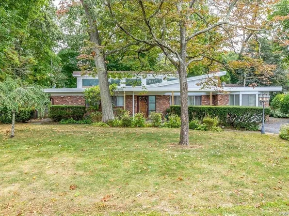 99 Guilford Avenue, Oakdale, NY 11769