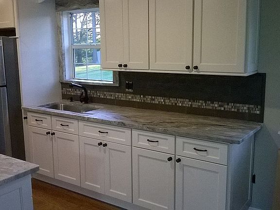 Shaker cabinets. Granite 