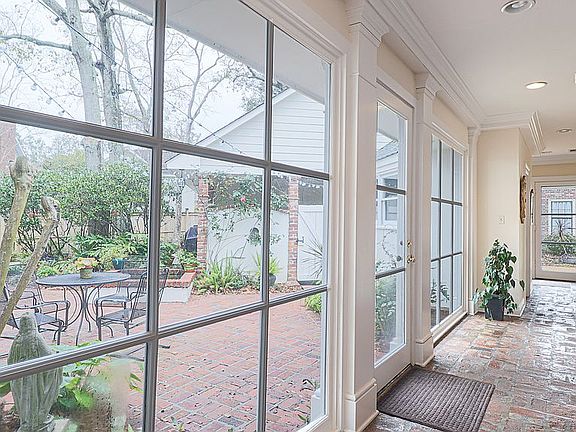 4th image of 13 Old Oak Ln