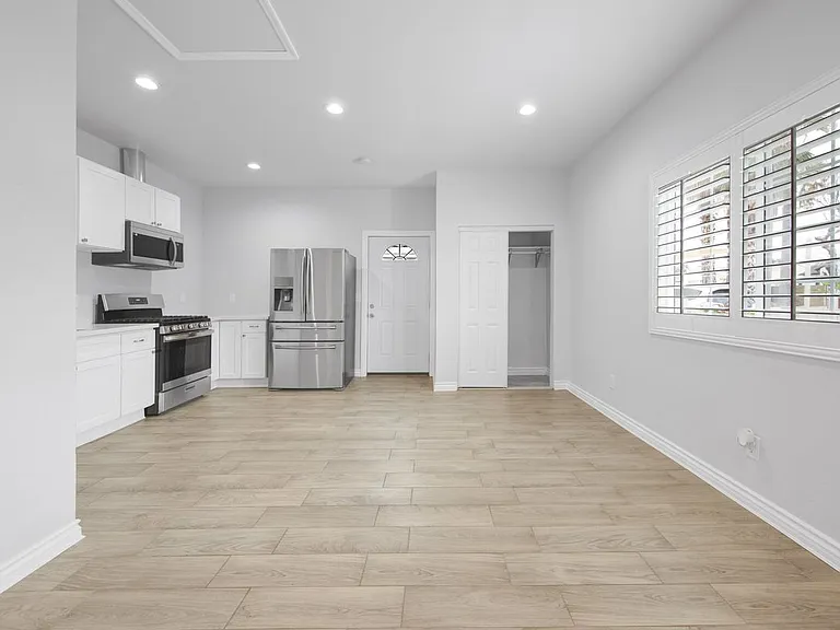 8459 Omelveny Ave — Photo 11