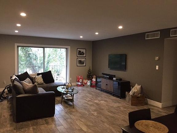 dinning room on right when you walk in and the living right