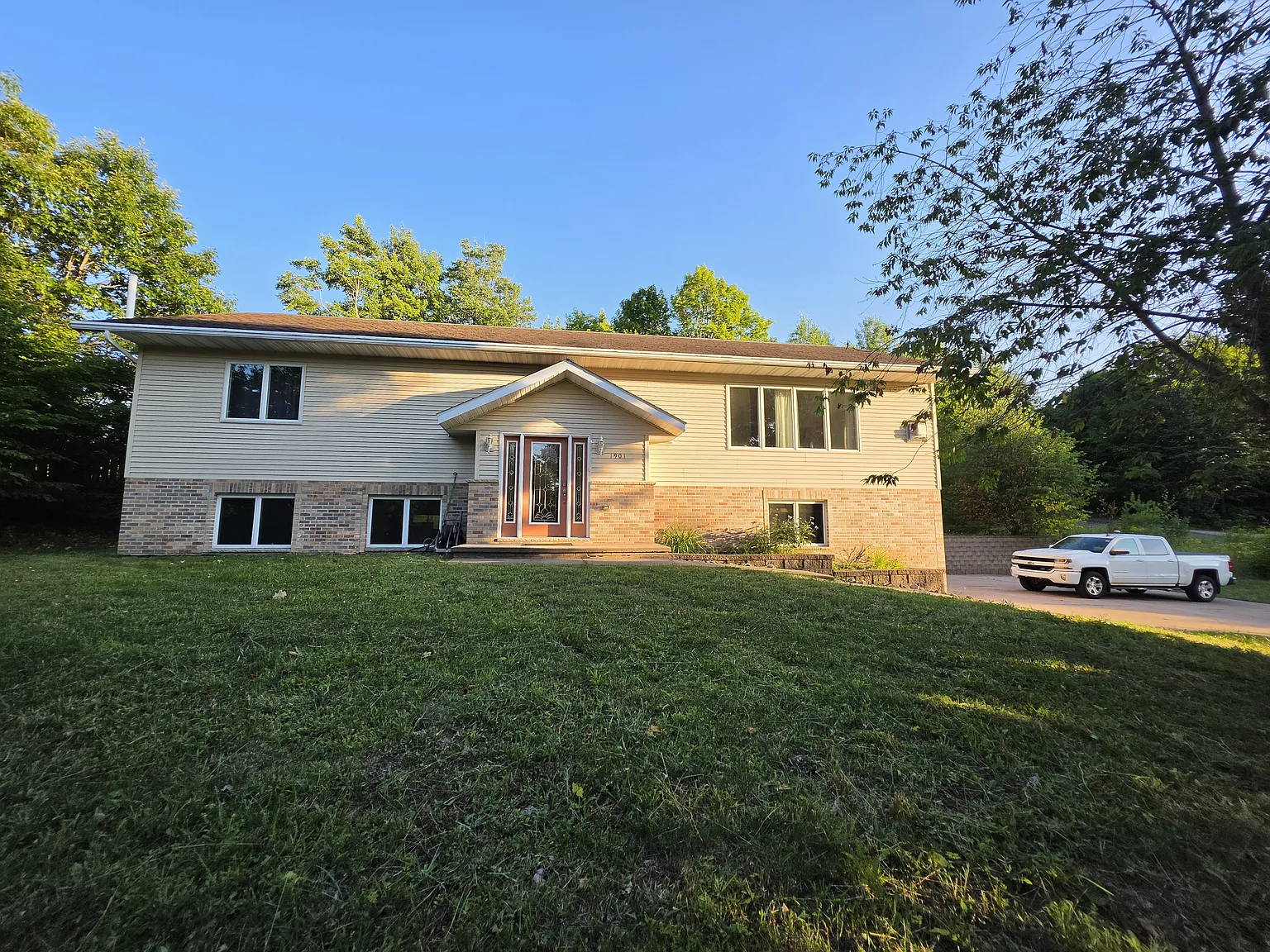 4 bed, 2552 sqft, $2,500 — Photo 2