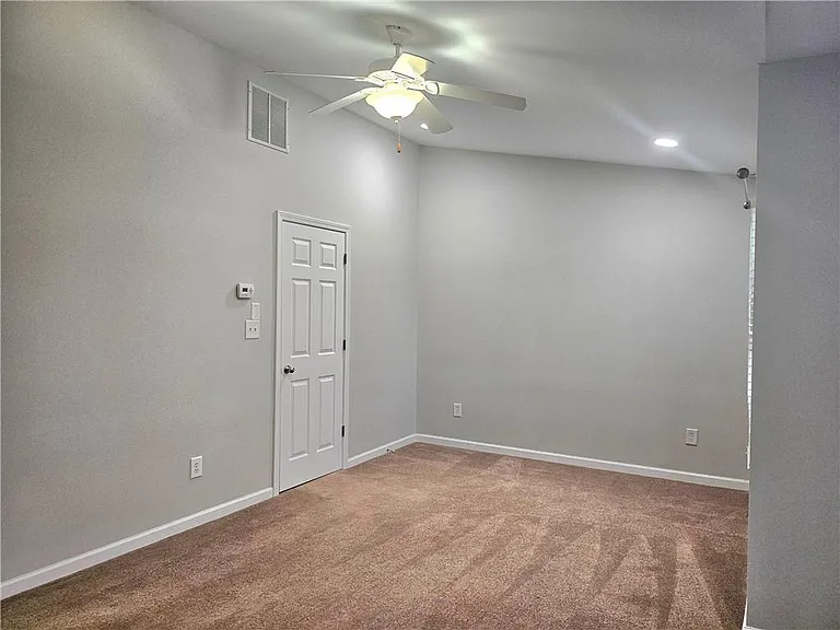 2712 Beynon Ln — Photo 10