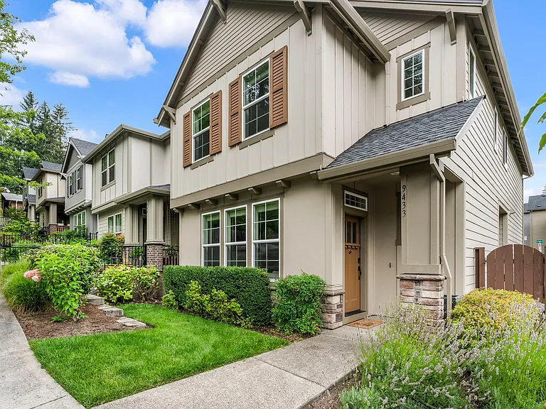 9433 SW Chopin Ln — Photo 1