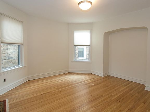 4th image of 3706 N Leavitt St