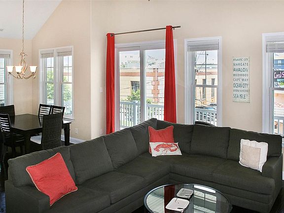 2nd image of 708 E 9th St #2