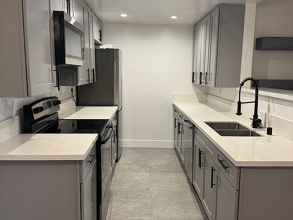 3rd image of 916 S Sherbourne Dr APT 104