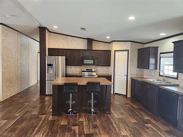 4 bed, 2176 sqft, $2,500 — Photo 2