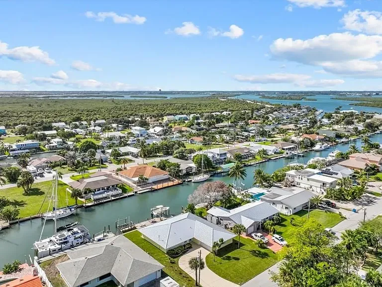 211 Marina Dr — Photo 4